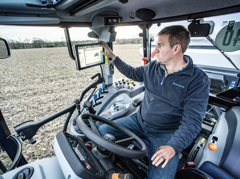 Fresh styling outside, new features within: the next generation New Holland T5&nbsp;Dual Command tractor